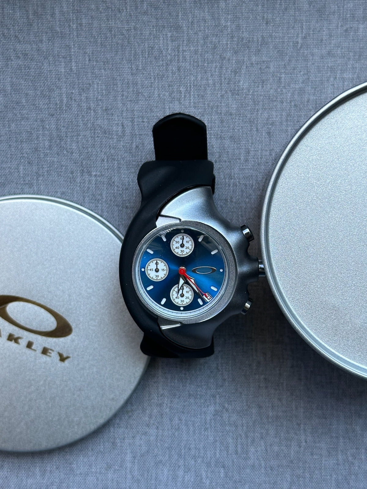 Oakley Chronograph Watch – Blue Dial with Rubber Strap
