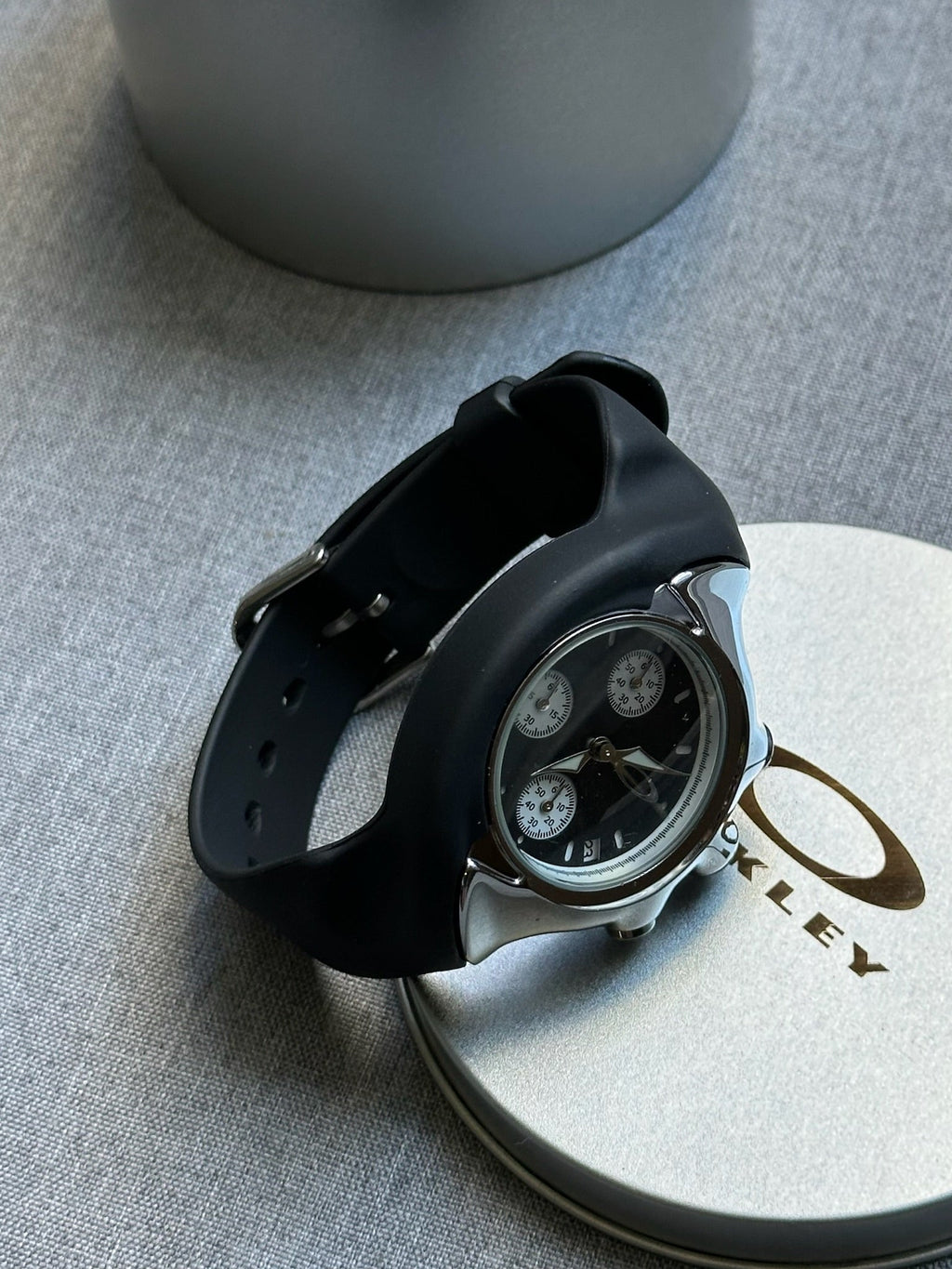 Oakley Chronograph Watch – Black Dial with Rubber Strap