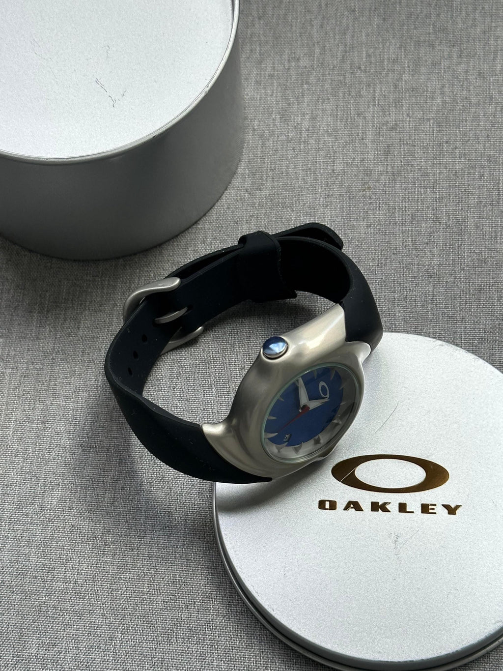 Oakley D1 Icon Watch: Black/White/Blue Dial, Rare Collectible Men's Sports Watch with Case